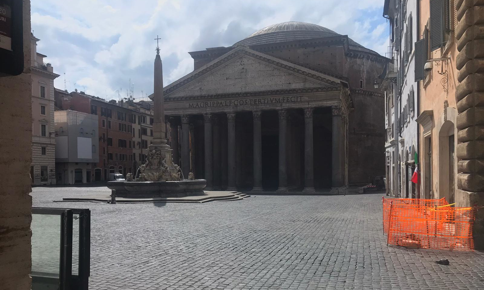 Piazza del Pantheon a Roma completamente vuota